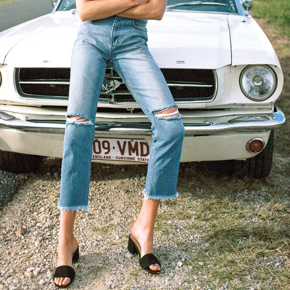 Amuse Society Denim - Amuse Society Distressed Cropped Boyfriend Jeans